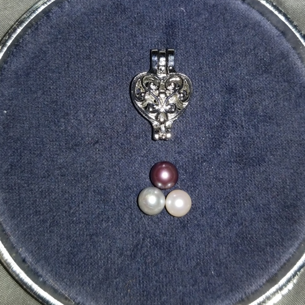🧜‍♀️Pearl Cage Pendant & 3 Genuine pearls!